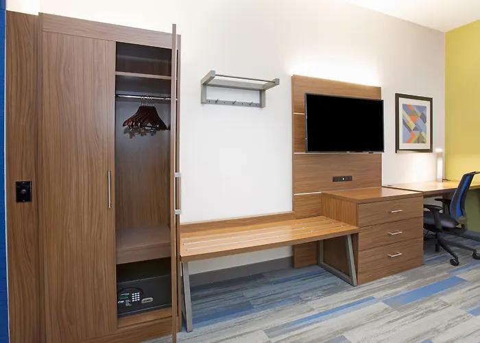 Holiday Inn Express Kansas City - At The Legends! By Ihg